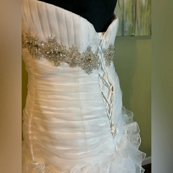 Clearance Sale: Sweetheart Neckline & Pleated Rhinestone Bodice Wedding Gown with Ruffled Skirt