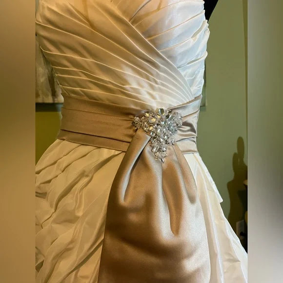 Clearance Sale: Sweetheart and Pleated Bodice Wedding Gown with Champagne Bow